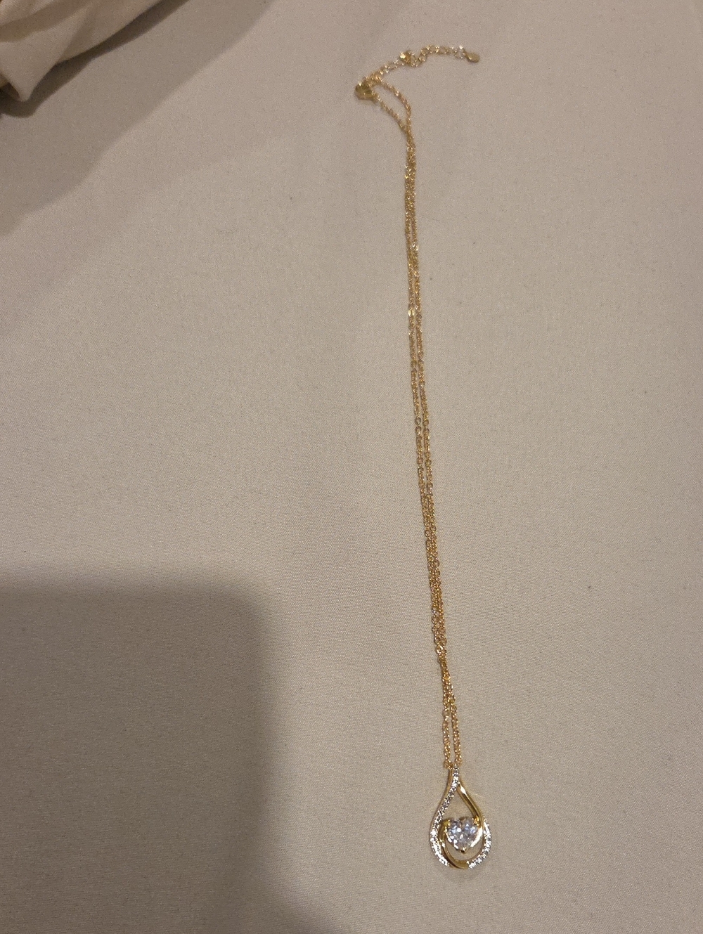 NWOT Teardrop Pendant Necklace